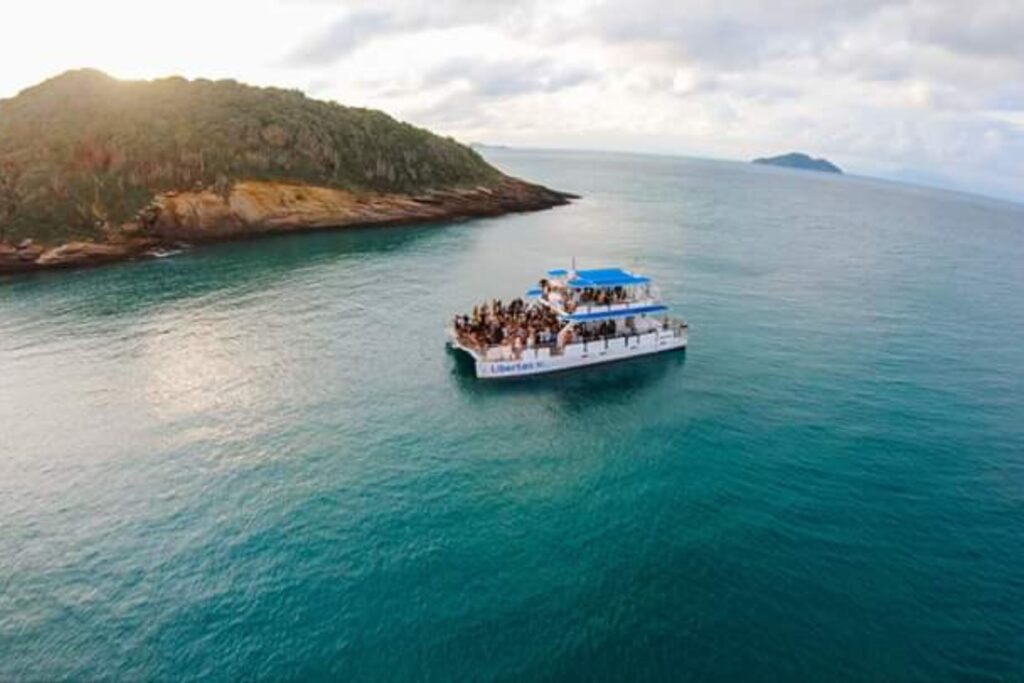 Passeio de barco compartilhado ou privativo: quando escolher cada modalidade?