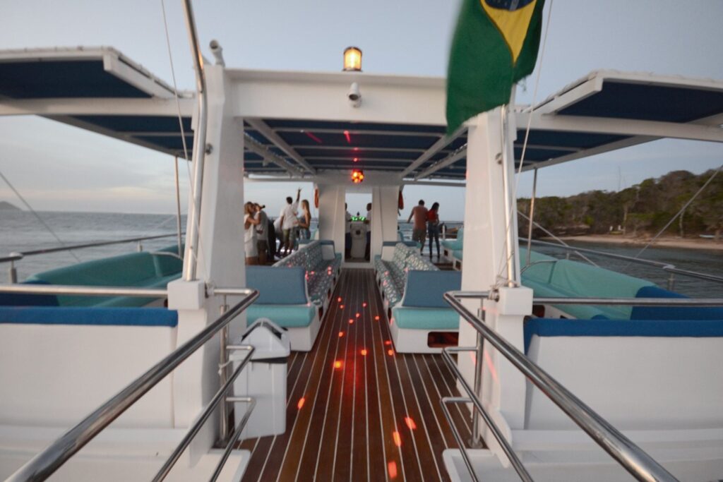 Quais são as principais atividades marítimas para fazer durante o passeio de barco no Rio de Janeiro?
