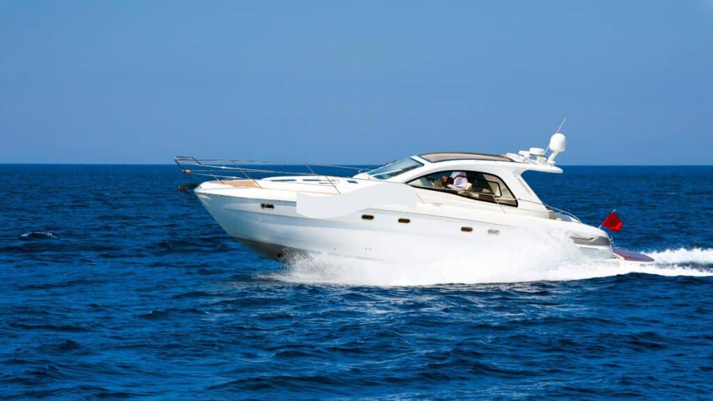 Base Náutica Móvel: Como Transformamos seu Passeio em um Centro de Diversão Segura