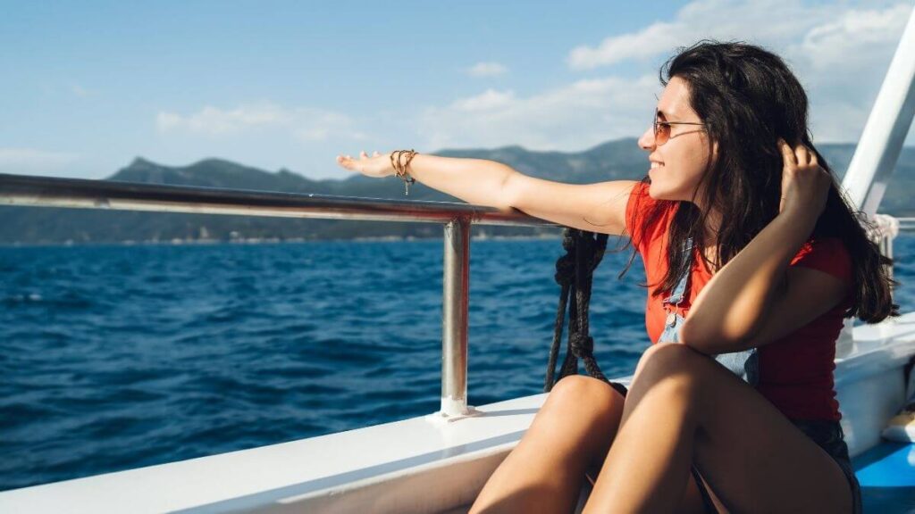 Dicas de segurança para viajante solo em passeio de barco