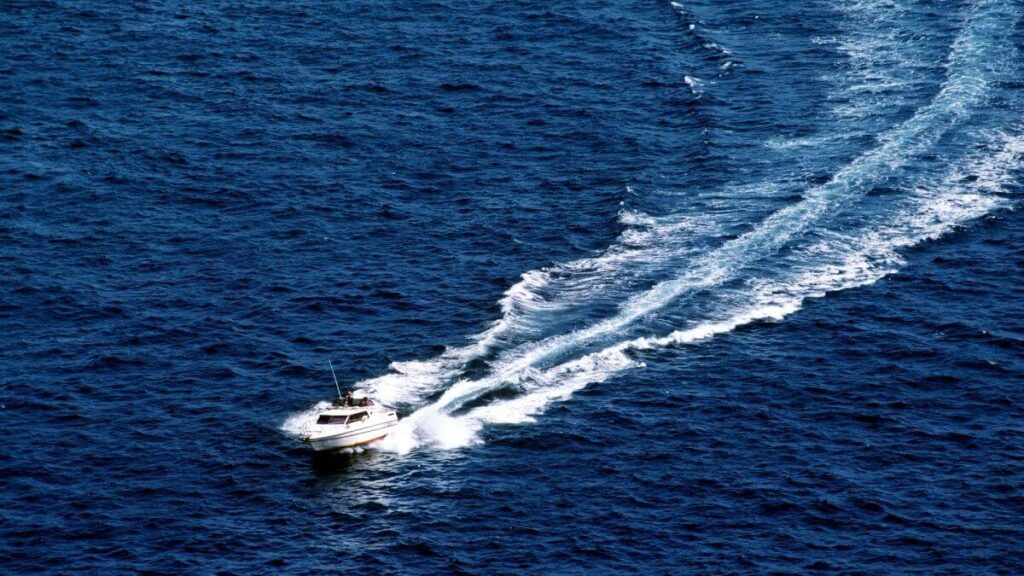 Lancha, barco ou iate qual tipo de embarcação lida melhor com o balanço